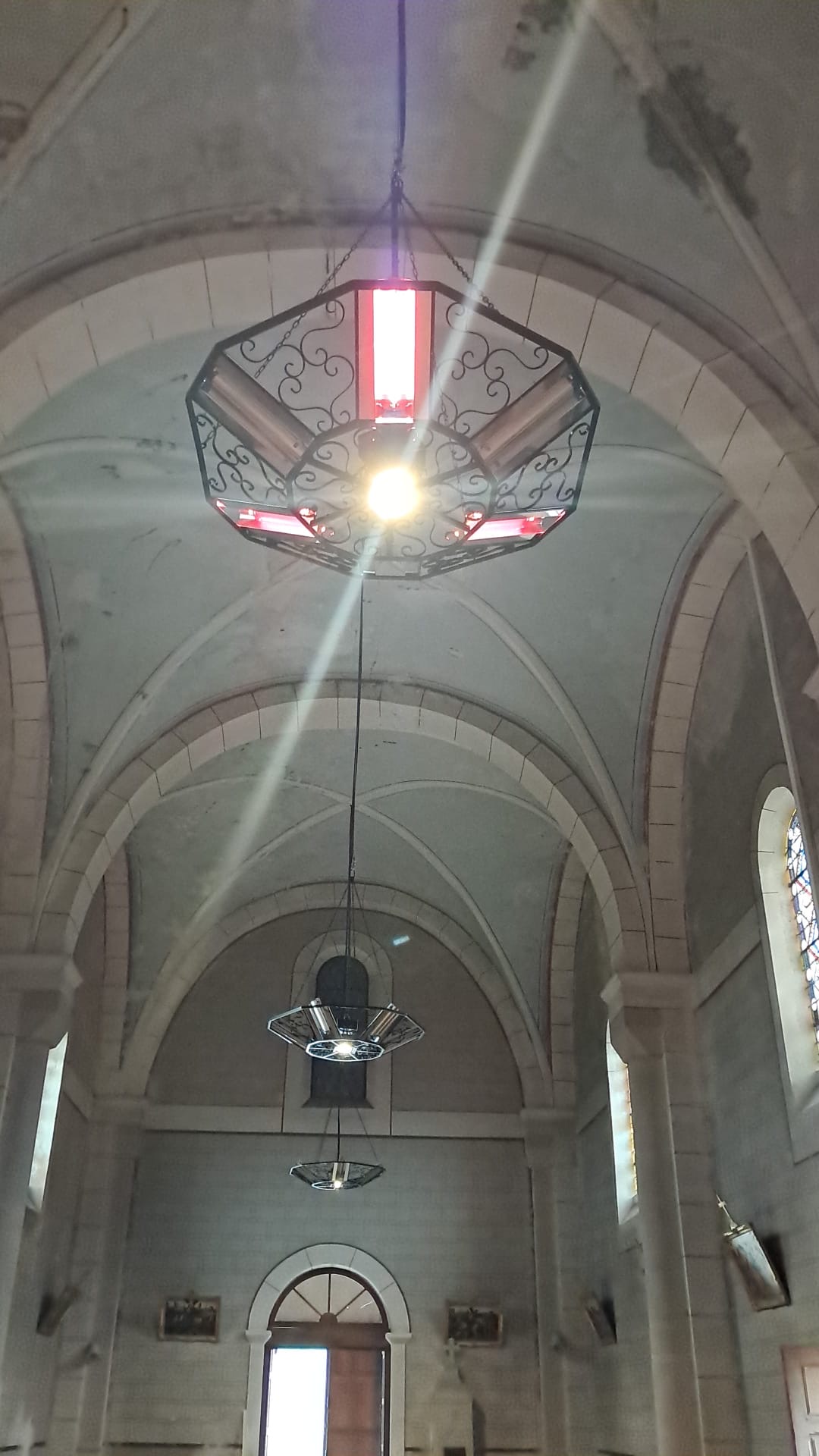 photo lampe luminaire chauffant eglise saint martin de bavel installation electrique