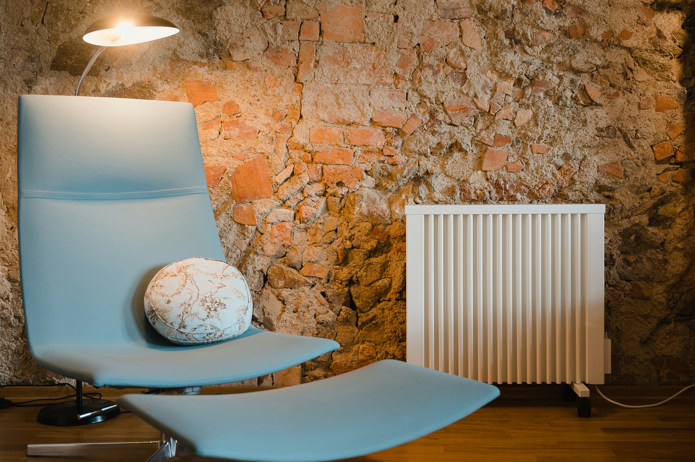 Radiateur électrique dans une pièce rénovée – chauffage électrique Ain'Tension Électricité